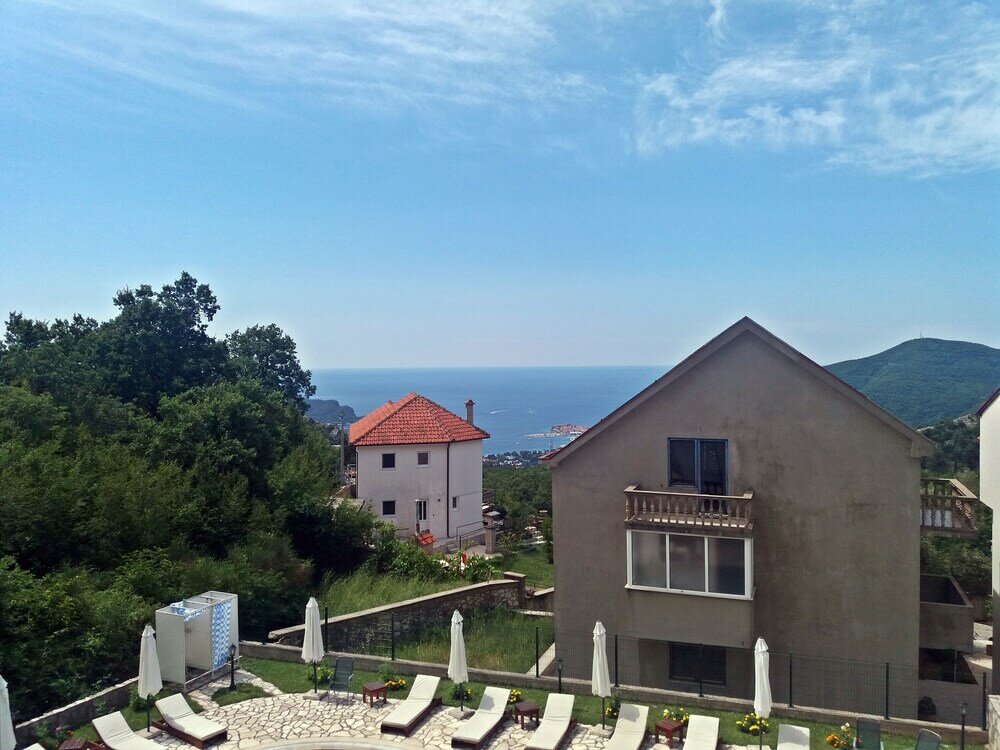 Фото Villa Oasis with swimming pool