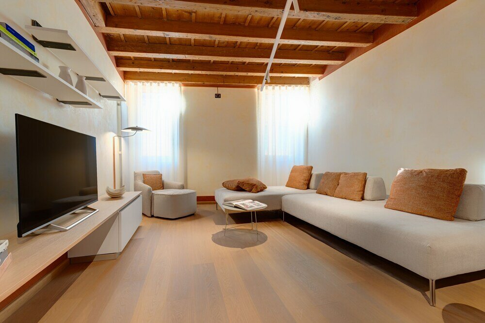 Фото 1881 Luxury Suites