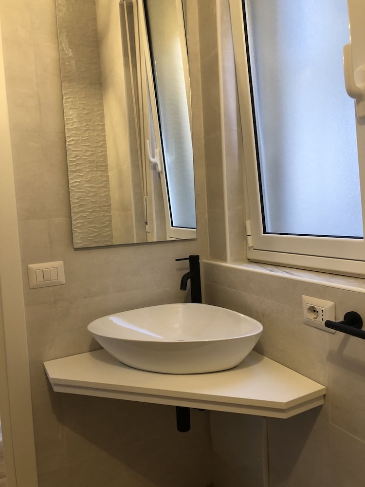 Фото A Due Passi Dalla Scalinata Rooms