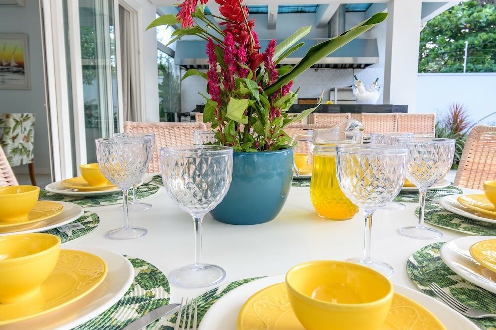 Фото Magnífica Mansão à 50m da praia de Barequeçaba para até 18 pessoas