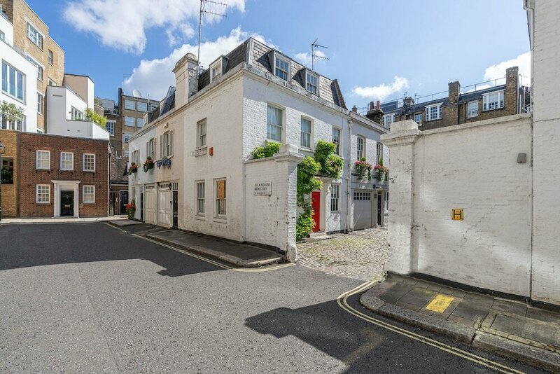 Гостиница Altido Elegant 2-Bed Mews Flat Near Buckingham Palace в Лондоне