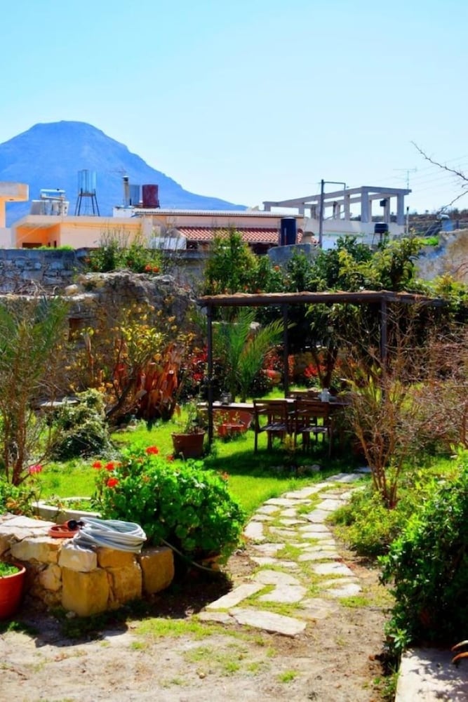 Фото Picturesque Traditional Stone House