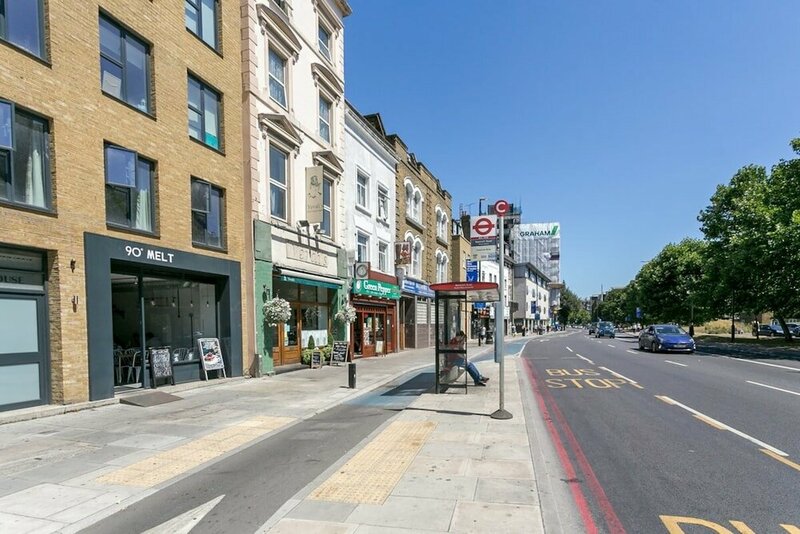 Гостиница Spacious 1 Bed Near Tube in East London в Лондоне
