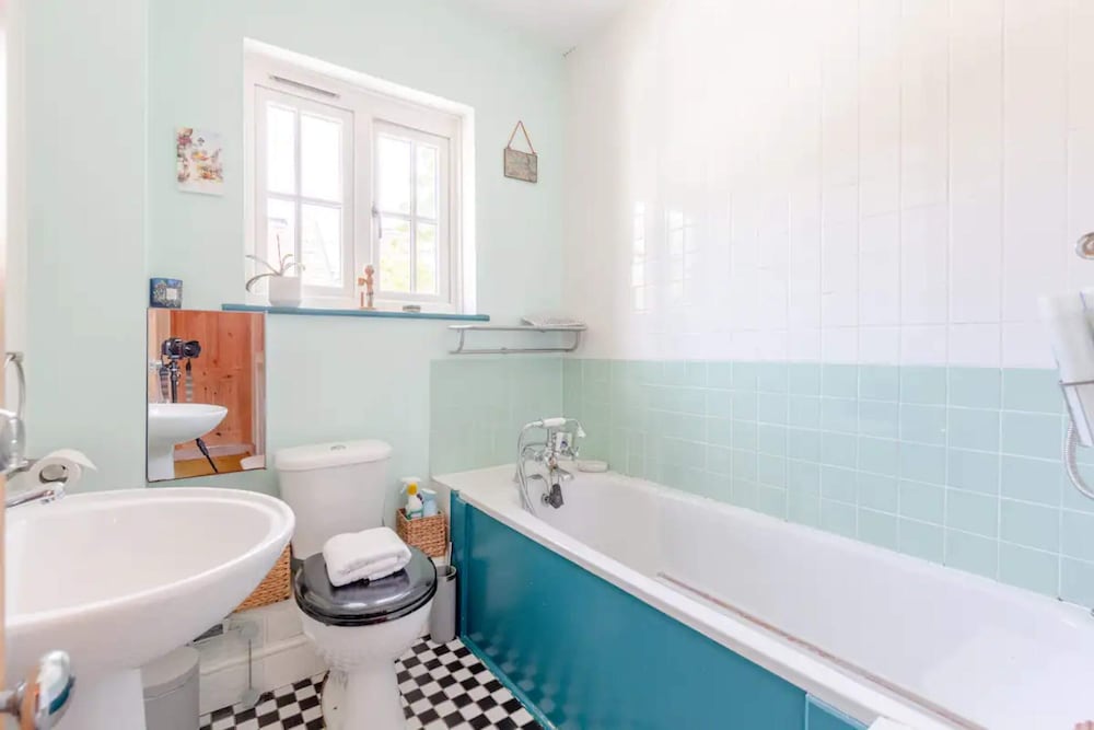 Фото Beautiful 2bd House With Garden - Stoke Newington