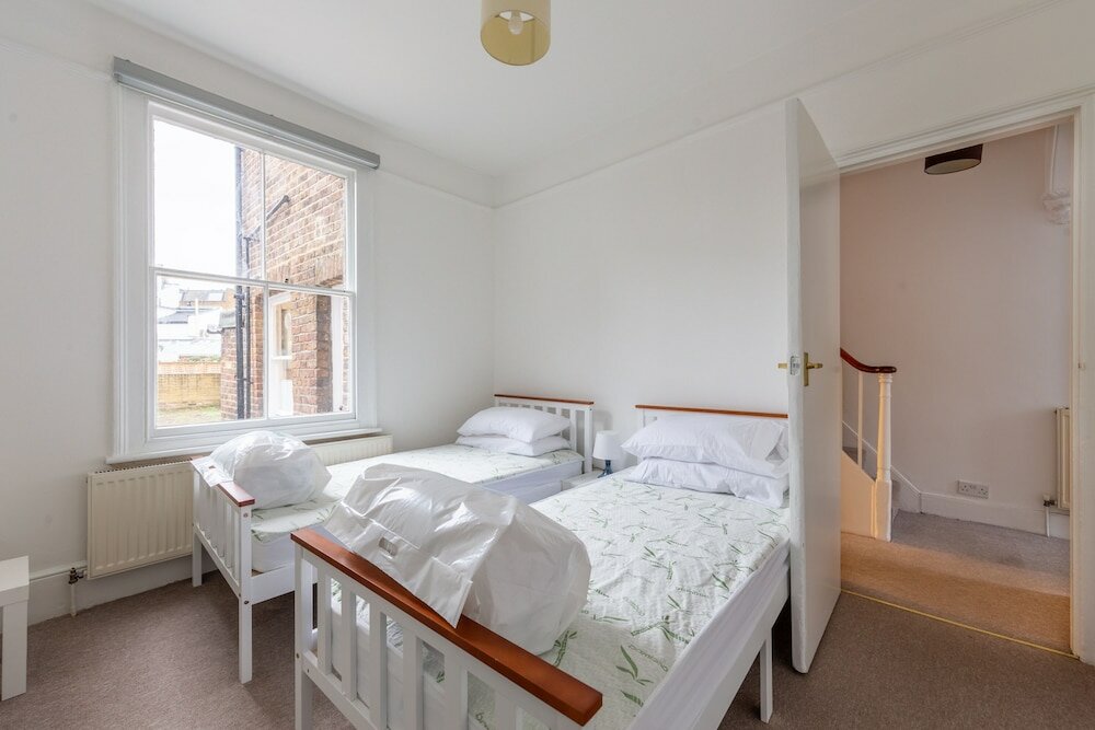 Фото Spacious 3 Bedroom House With Garden - Hammersmith
