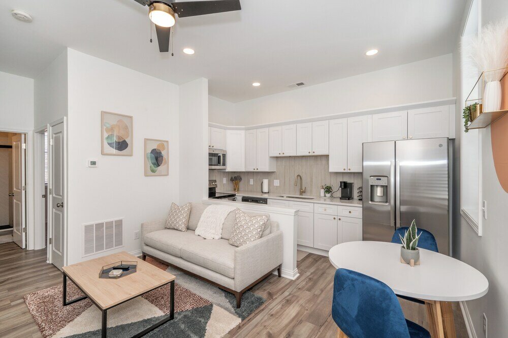 Фото Covington Charm Suites