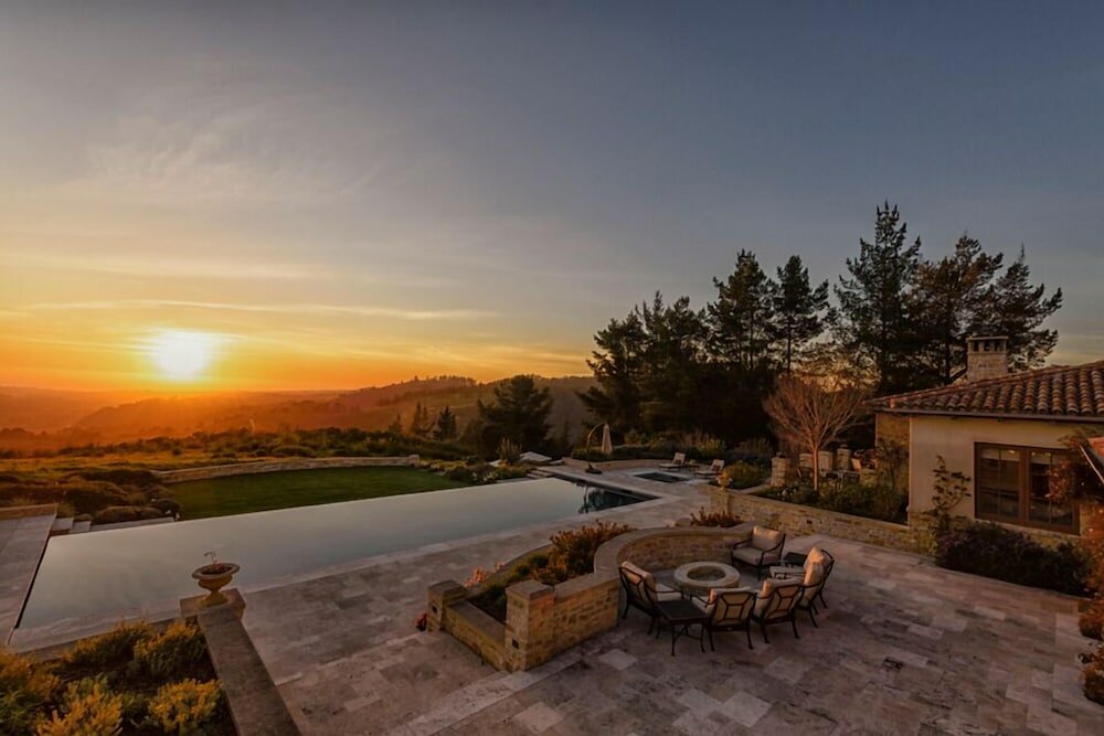 Фото Lx1: Chateau D' Renaitre - Carmel-by-the-sea Luxury Villa: