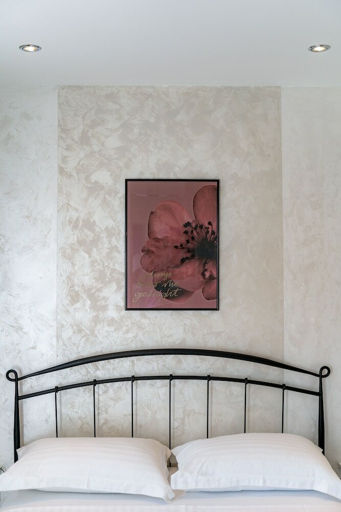 Фото Studio Apartment with garden