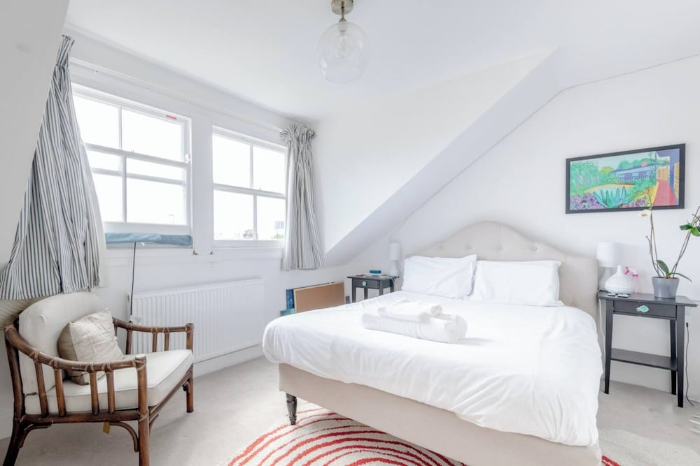 Фото Top Floor 1bd Flat With Balcony - Ladbroke Grove