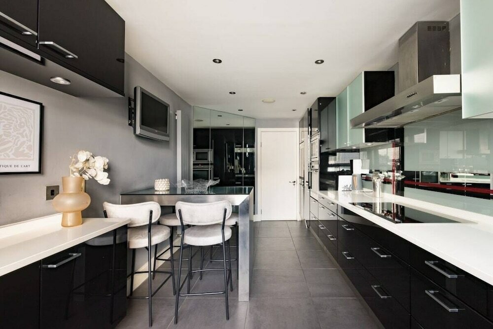 Фото The River Thames View - Stunning 2bdr Flat With Study Room + Balcony