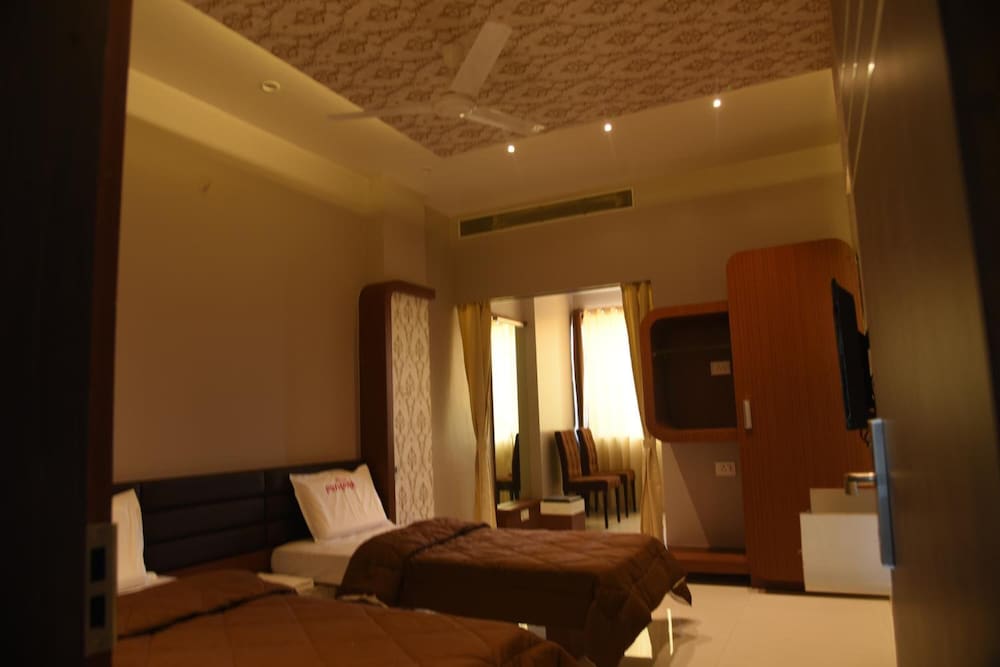 Фото Hotel Pushpak Satara