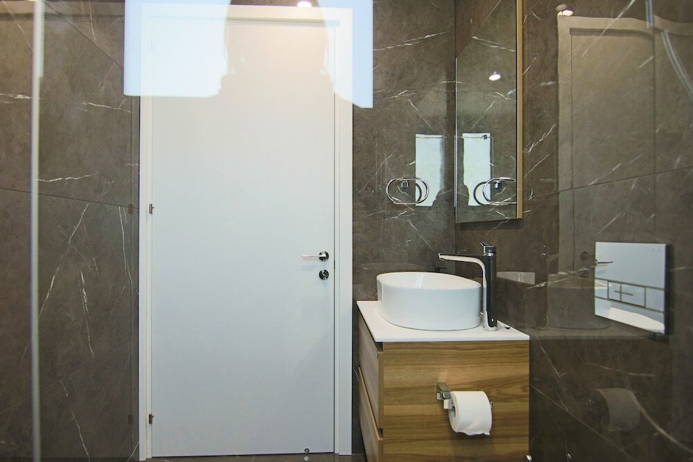 Фото Phaedrus Living: City View Anna Residence 102