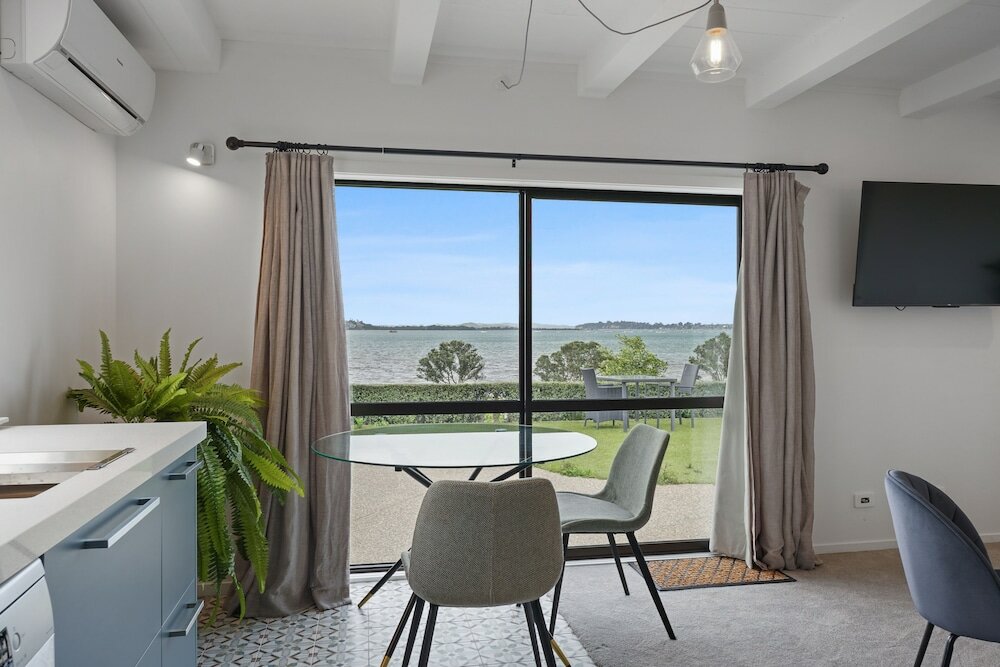 Фото Magnificent Beachfront Mansion - Pool