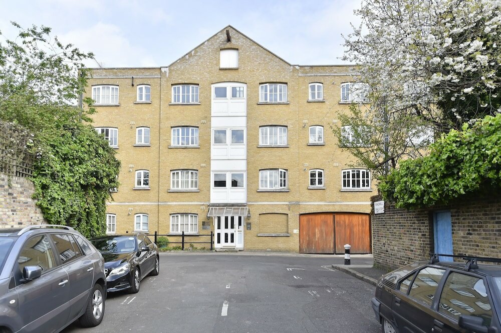 Фото Altido Calm 2br Apt w Parking & Patio, near London Eye