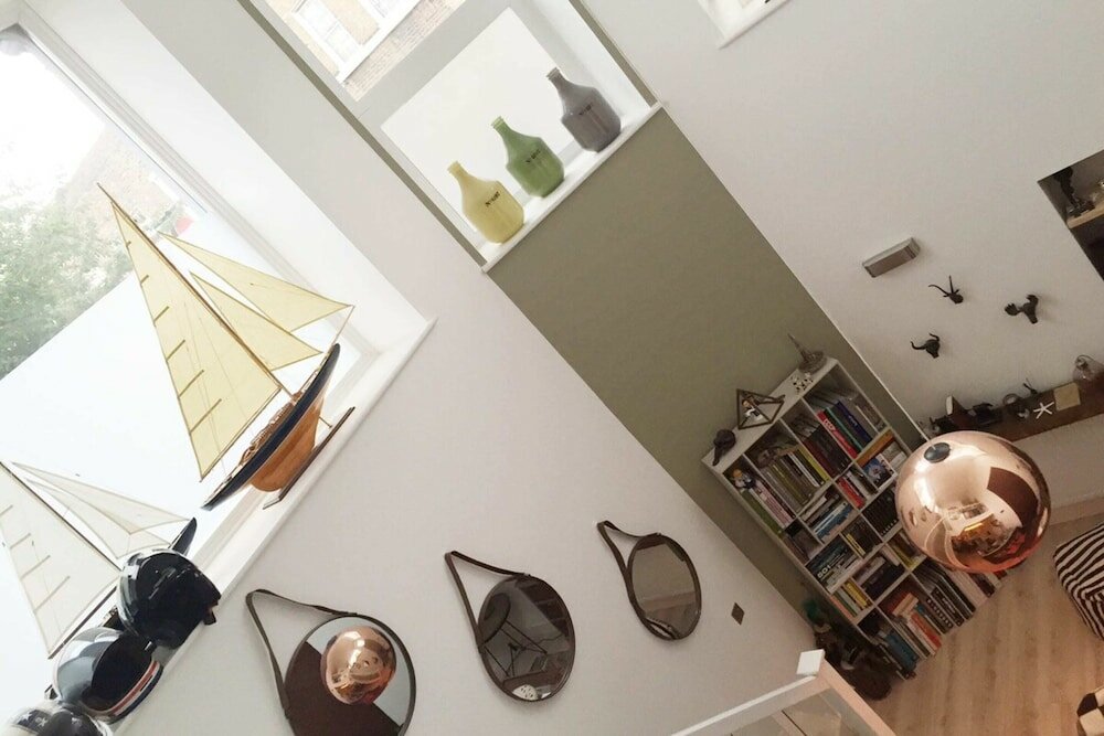 Фото Spacious 1 Bedroom Split Level Old Pub Conversion Tower Bridge