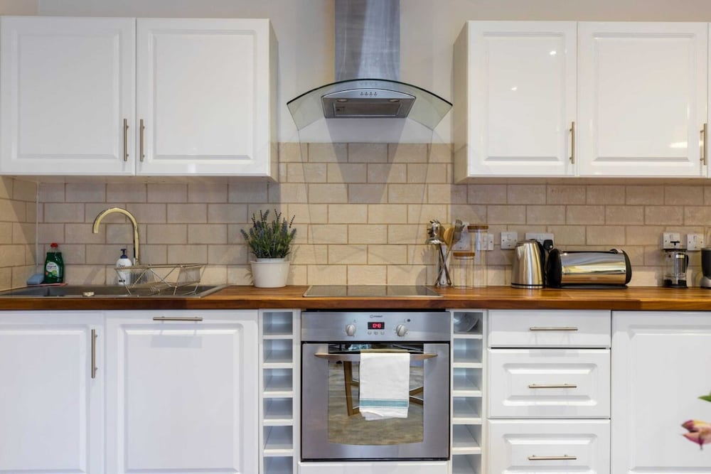 Фото Bright and Modern 2 Bedroom Apartment in Earl's Court