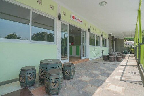 Гостиница RedDoorz Syariah near Museum Wisma Karya Subang в Субанге