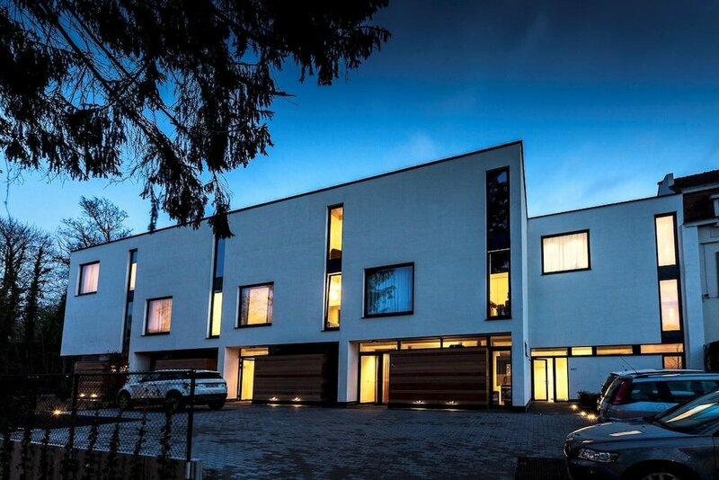 Гостиница Unit 6 - Colorful Smart Home Triplex Private Garden Parking