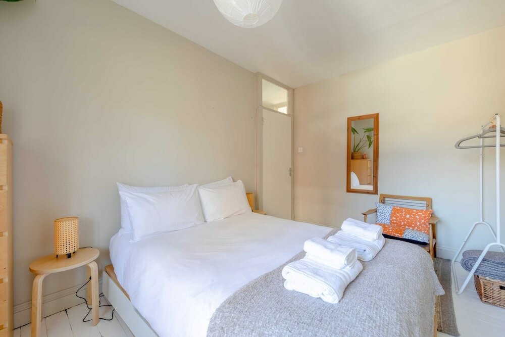 Фото Lovely 2bd House With Garden - Islington