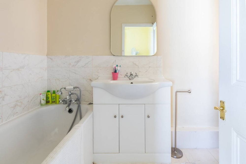 Фото Traditional 5 Bed Family Home Near theTube