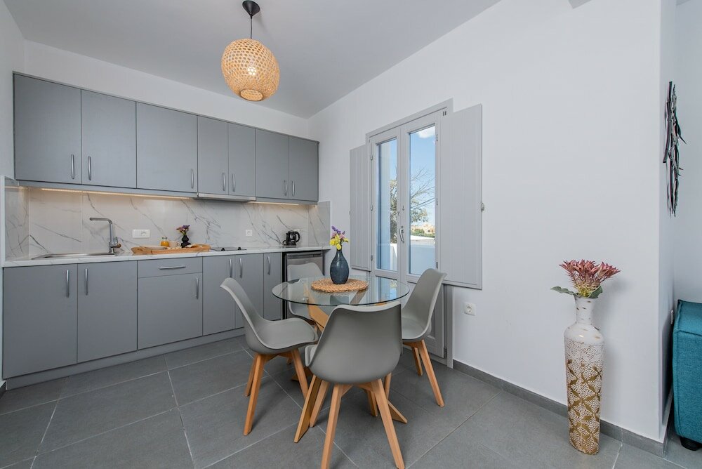 Фото Golden View Jacuzzi Suites