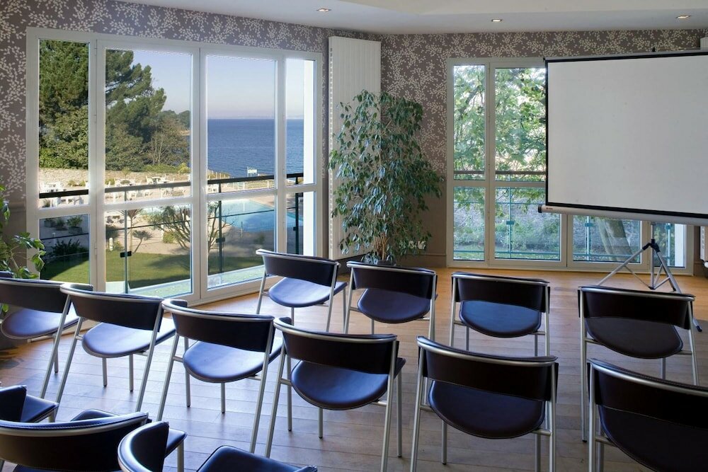 Фото Clos de Vallombreuse, The Originals Relais