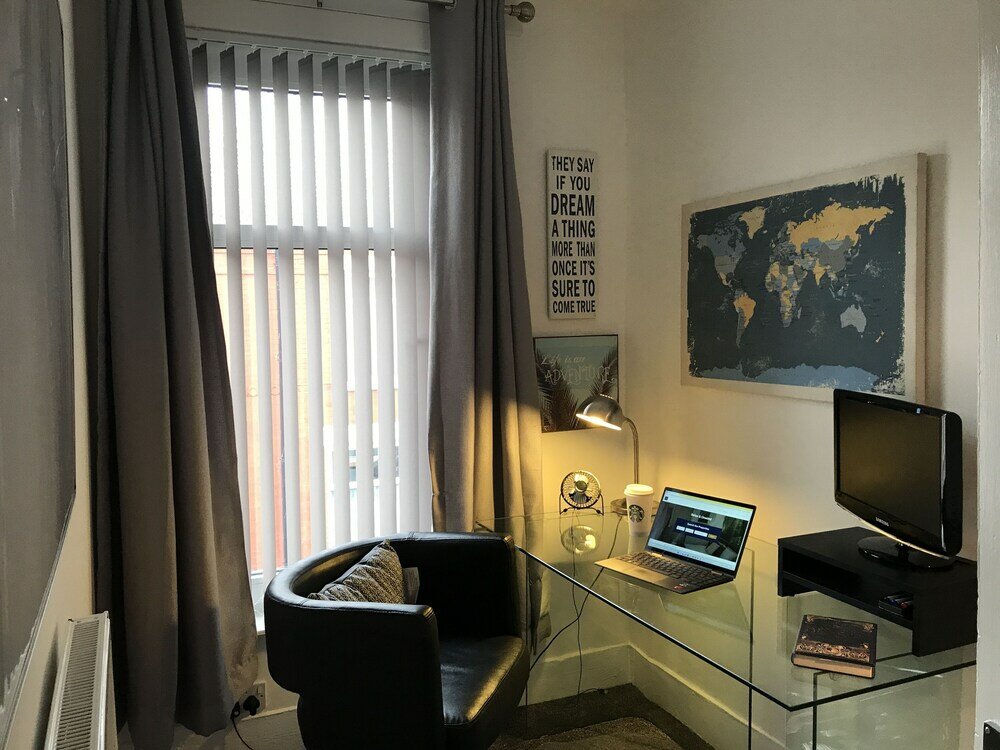 Фото Bright Spacious 3-bed With Office & Patio, Preston