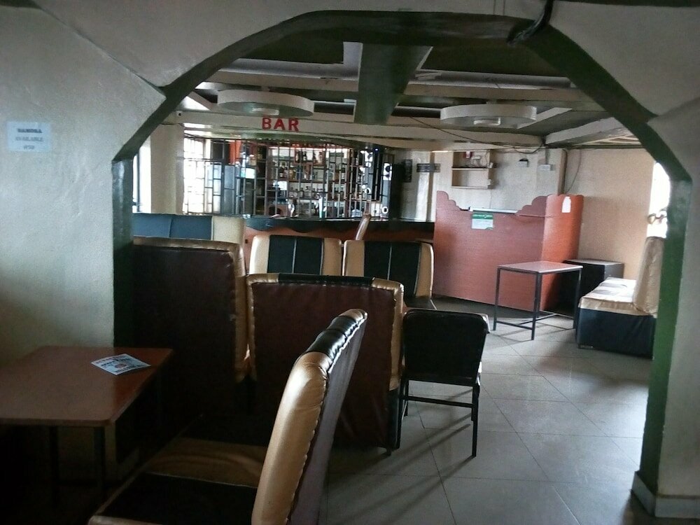 Hotel Kings and Queens Lounge, Meru, photo
