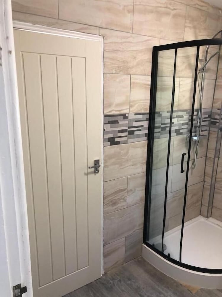 Фото Featherstone Court