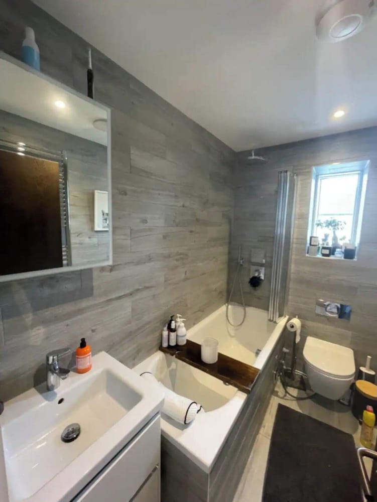 Фото Sleek & Spacious 2bd Flat - Clapham