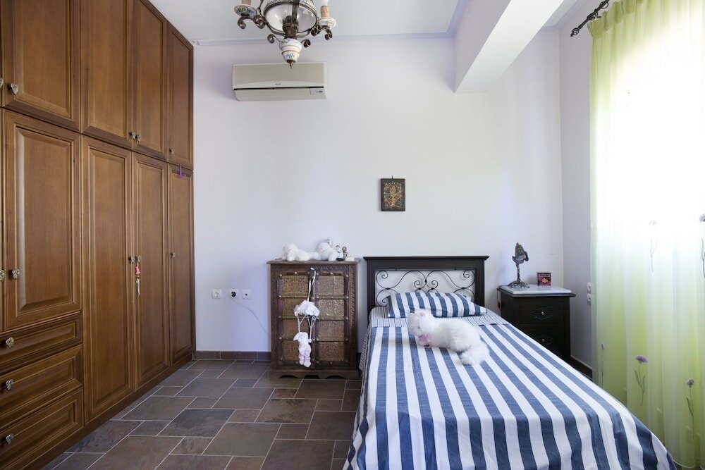 Фото Spacious villa at Ilia Edipsou