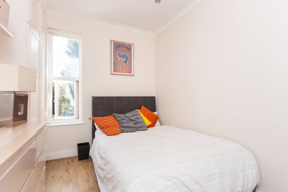 Фото Stunning 2 Bedroom Apartment in Maida Vale With a Garden