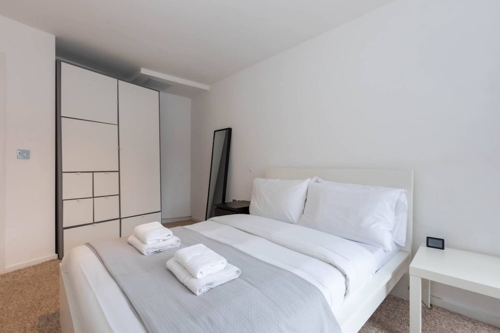 Фото Radiant 2 Bedroom Apartment in East London