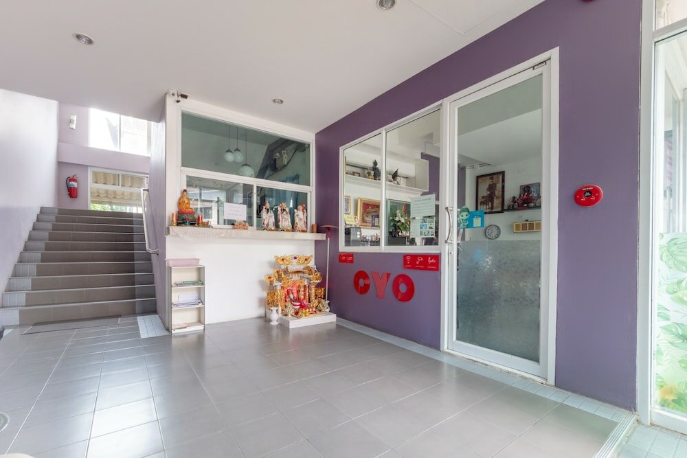 Фото Oyo 75363 V Place Apartment