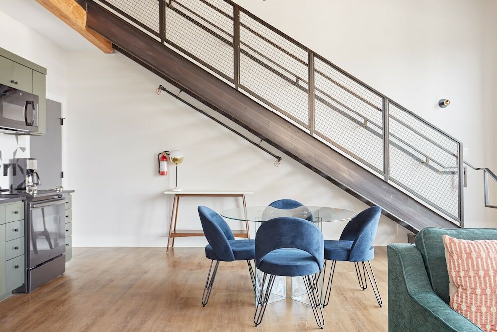 Фото Sonder Antiques Warehouse