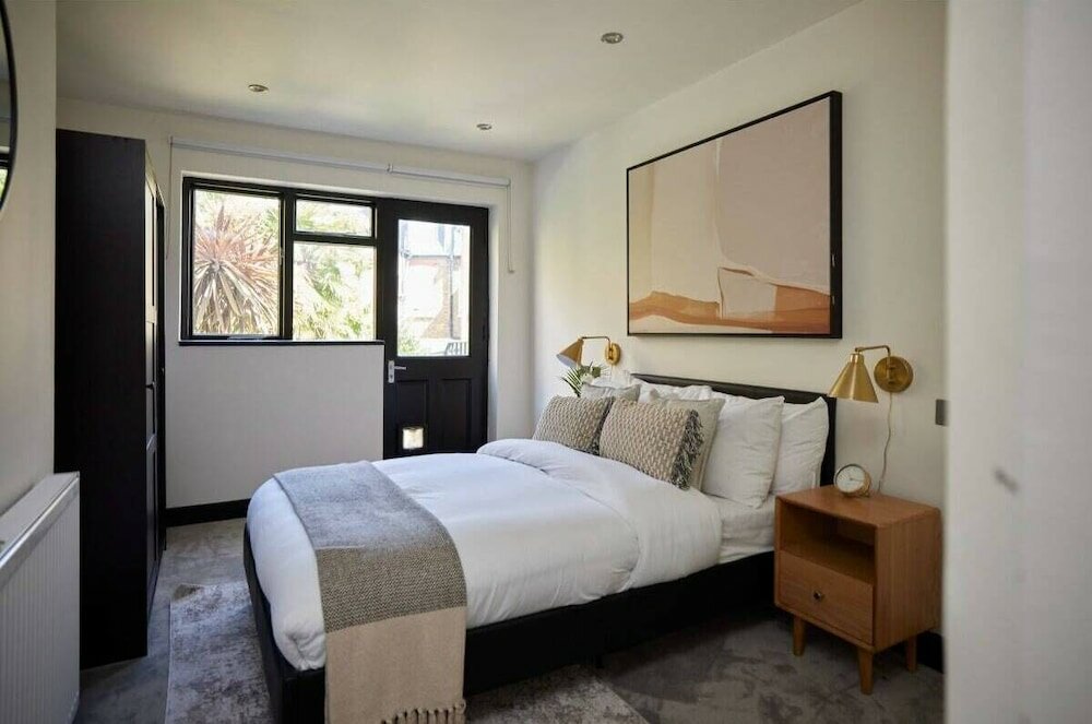 Фото The Battersea Crib - Dazzling 3bdr Flat With Garden