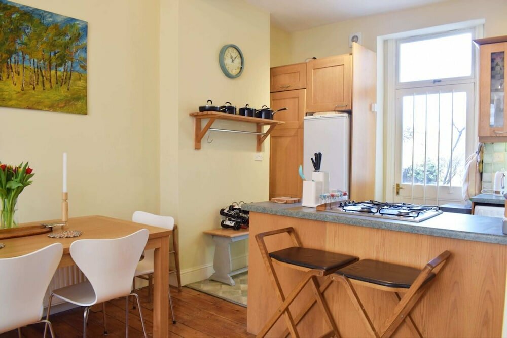 Фото Charming 2 Bedroom Home 3 Near Arsenal Station