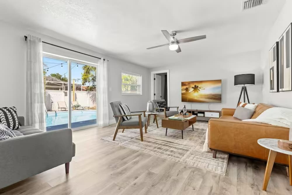 Фото New Mid Century Modern Largo Retreat