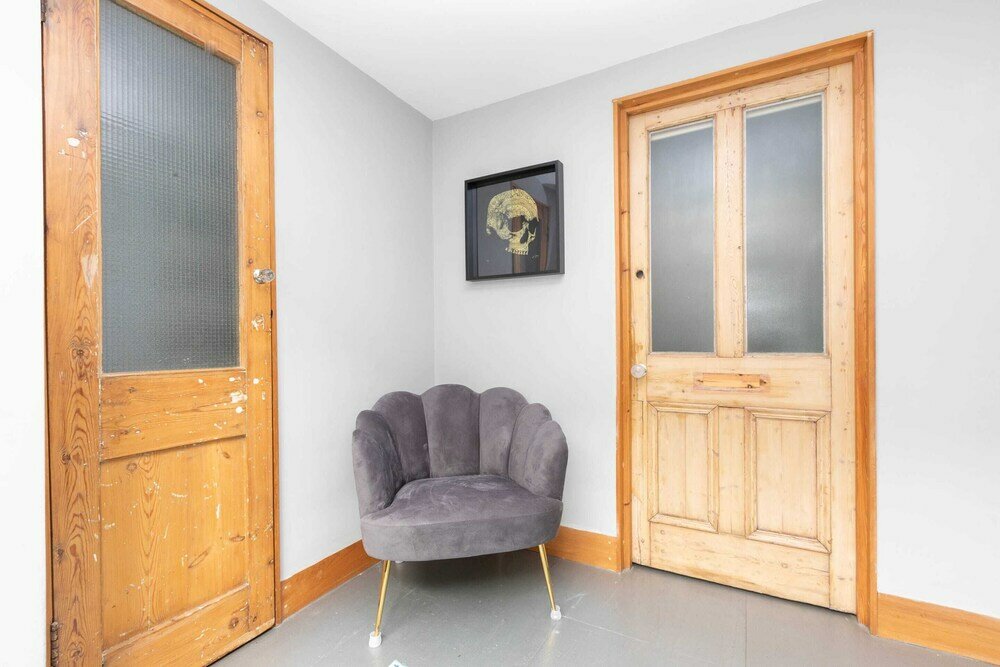 Фото Stylish 2 Bedroom Converted Victorian Storefront