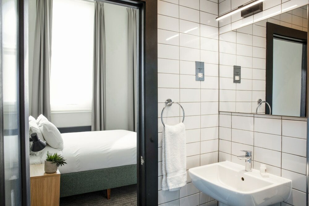 Фото Bedford Corner Hotel