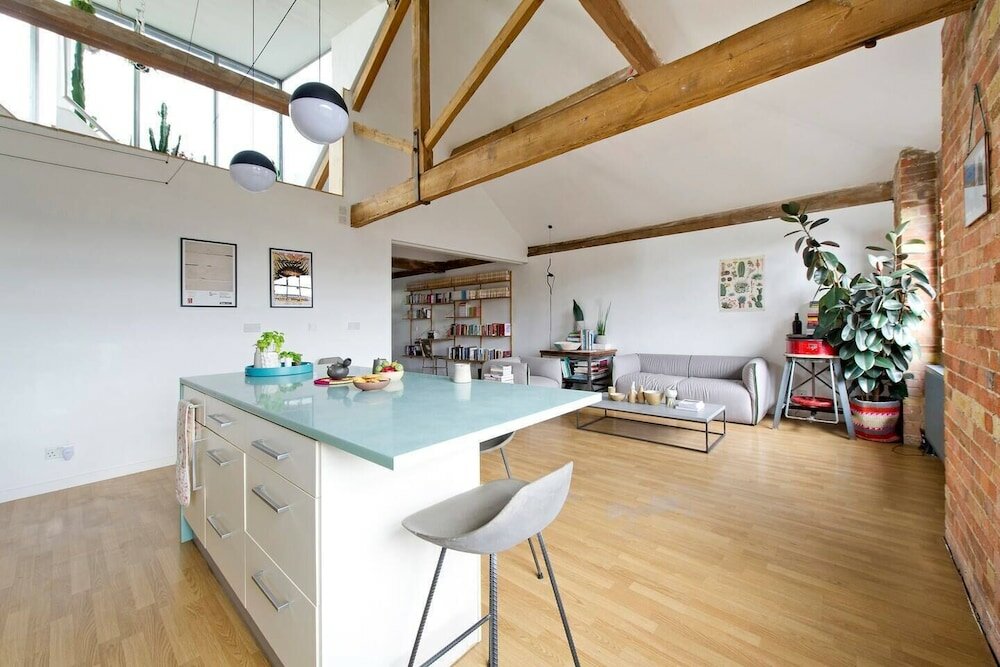 Фото Unique & Vibrant 1-bed Loft With Roof Garden