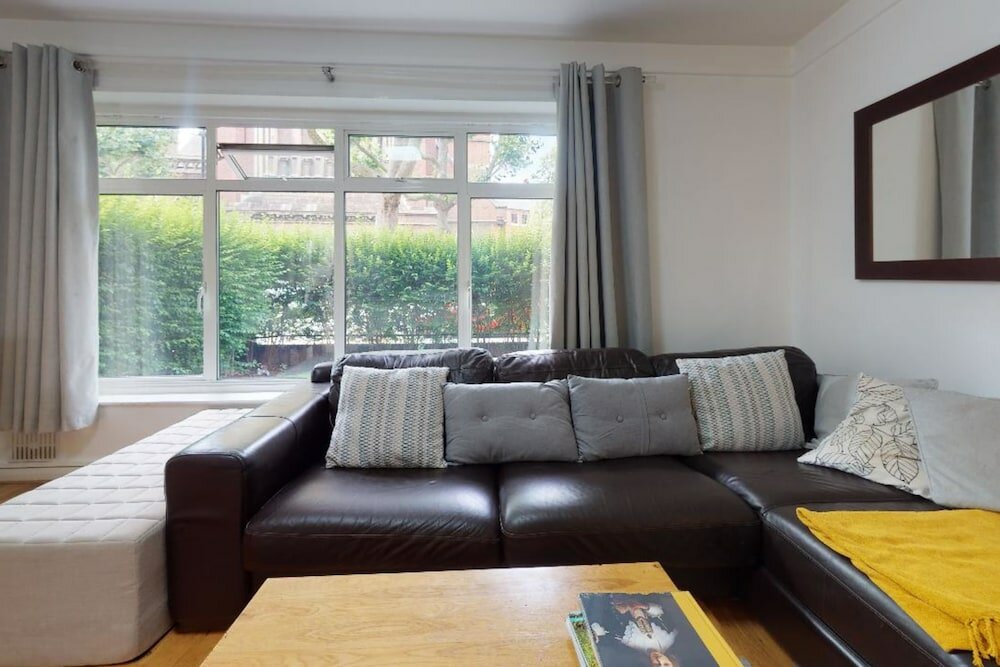 Фото Bright and Spacious Philbeach Garden Apartment