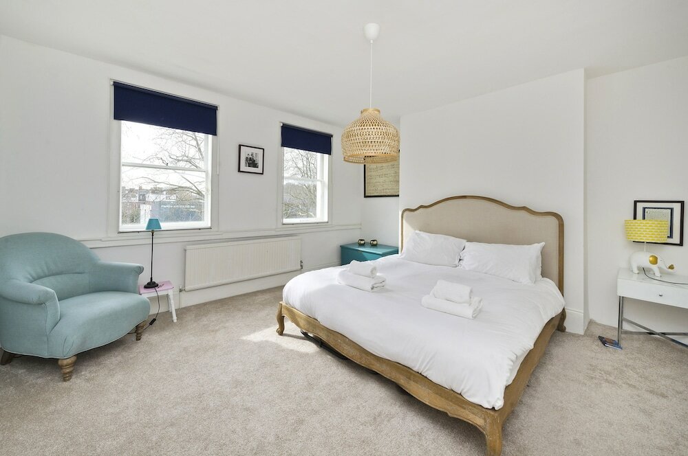 Фото Historic Family Home Near Hampstead Heath by Underthedoormat