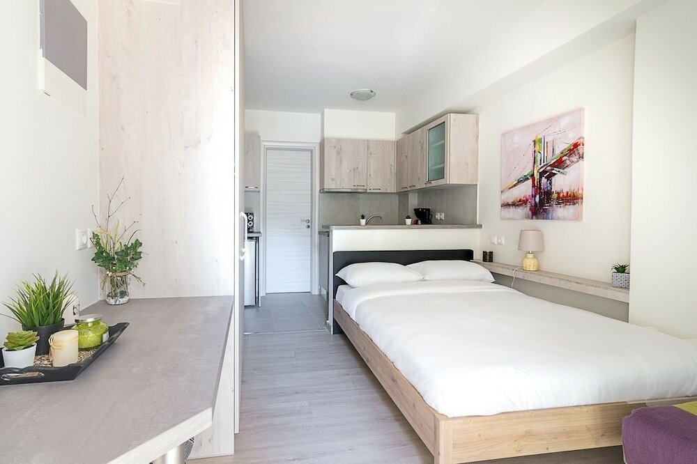 Фото Modern Athens Studio by Cloudkeys