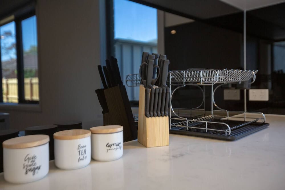 Фото WoW Factor! luxe 4br Townhouse@glen Waverley