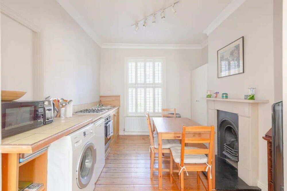 Фото Charming 2 Bedroom Home in West London