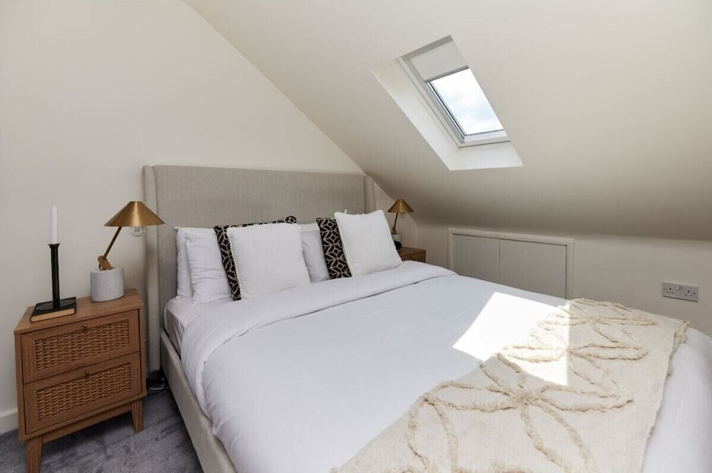 Фото The Battersea Crib - Dazzling 3bdr Flat With Garden