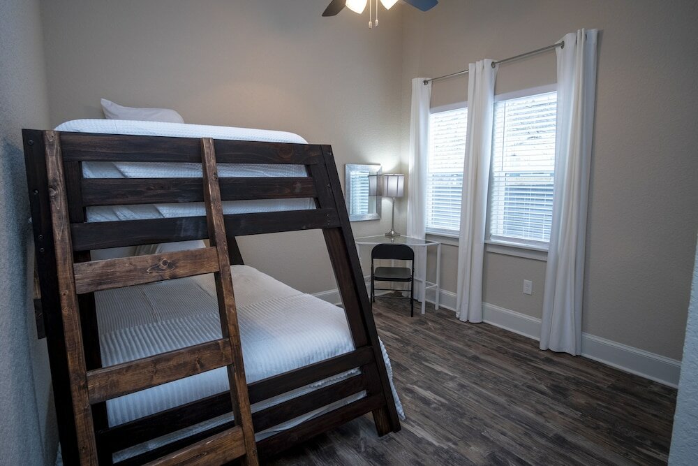 Фото Brand New Large Impressive House Near Downtown!