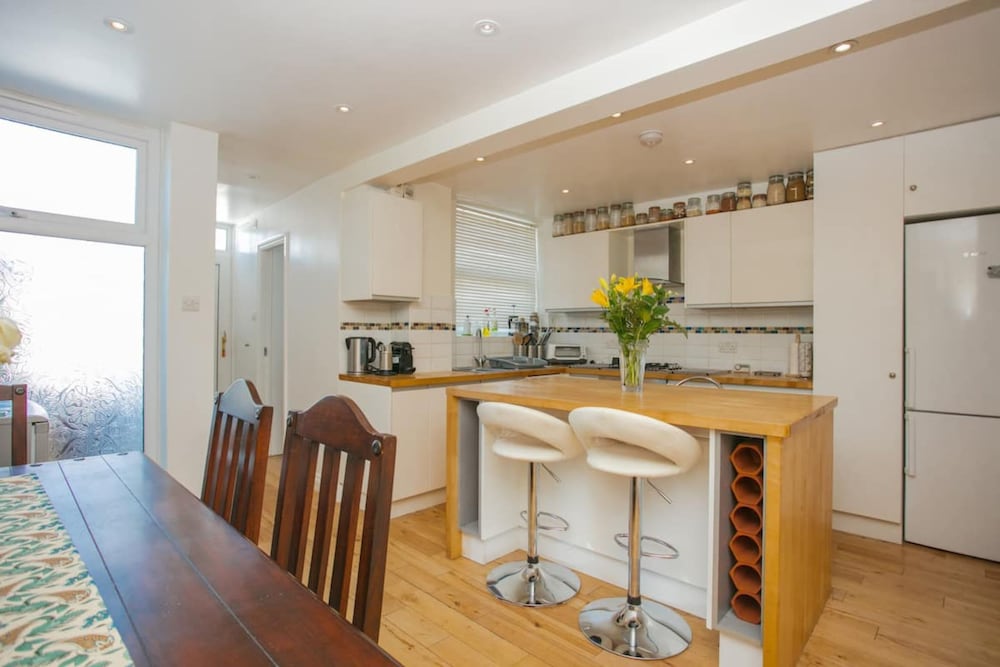 Фото Stunning 3 Bedroom House With Garden in Battersea