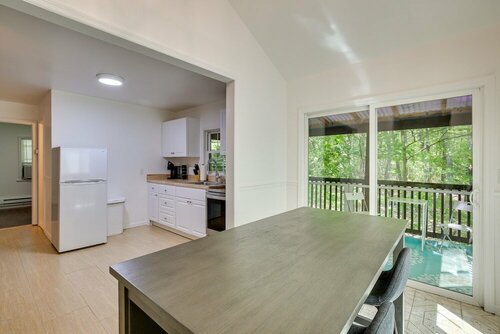 Гостиница Creekside Hudson Valley Retreat ~ 4 Mi to Winery! в Монро